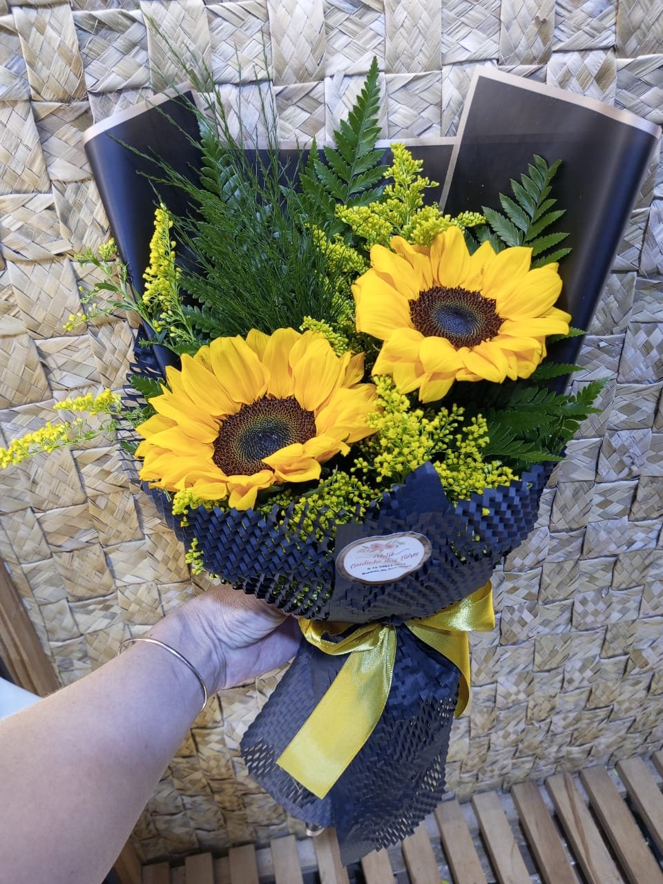 BUQUÊ COM 02 GIRASSÓIS