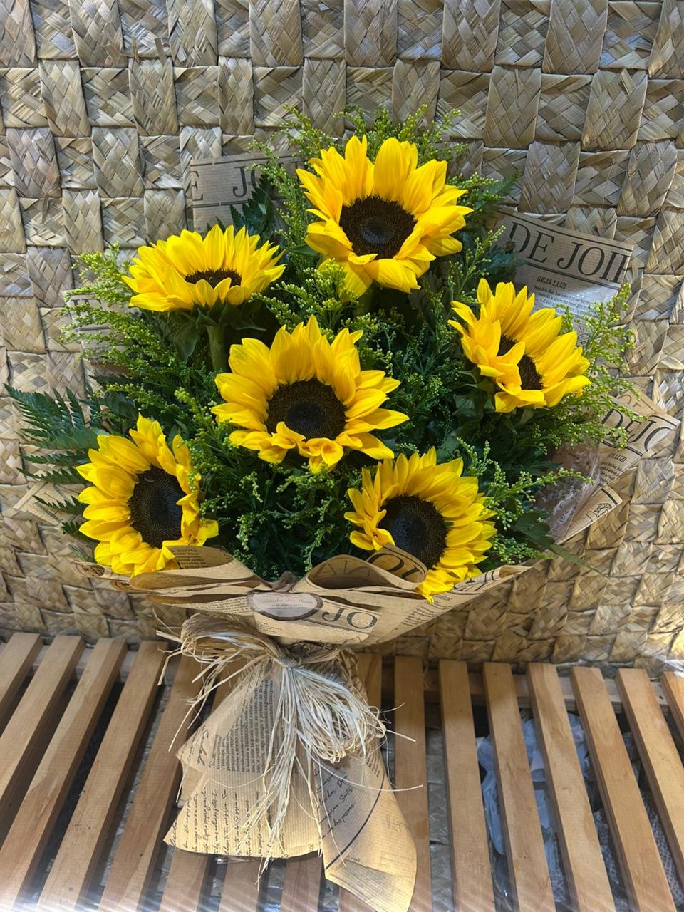 BUQUÊ COM 06 GIRASSÓIS