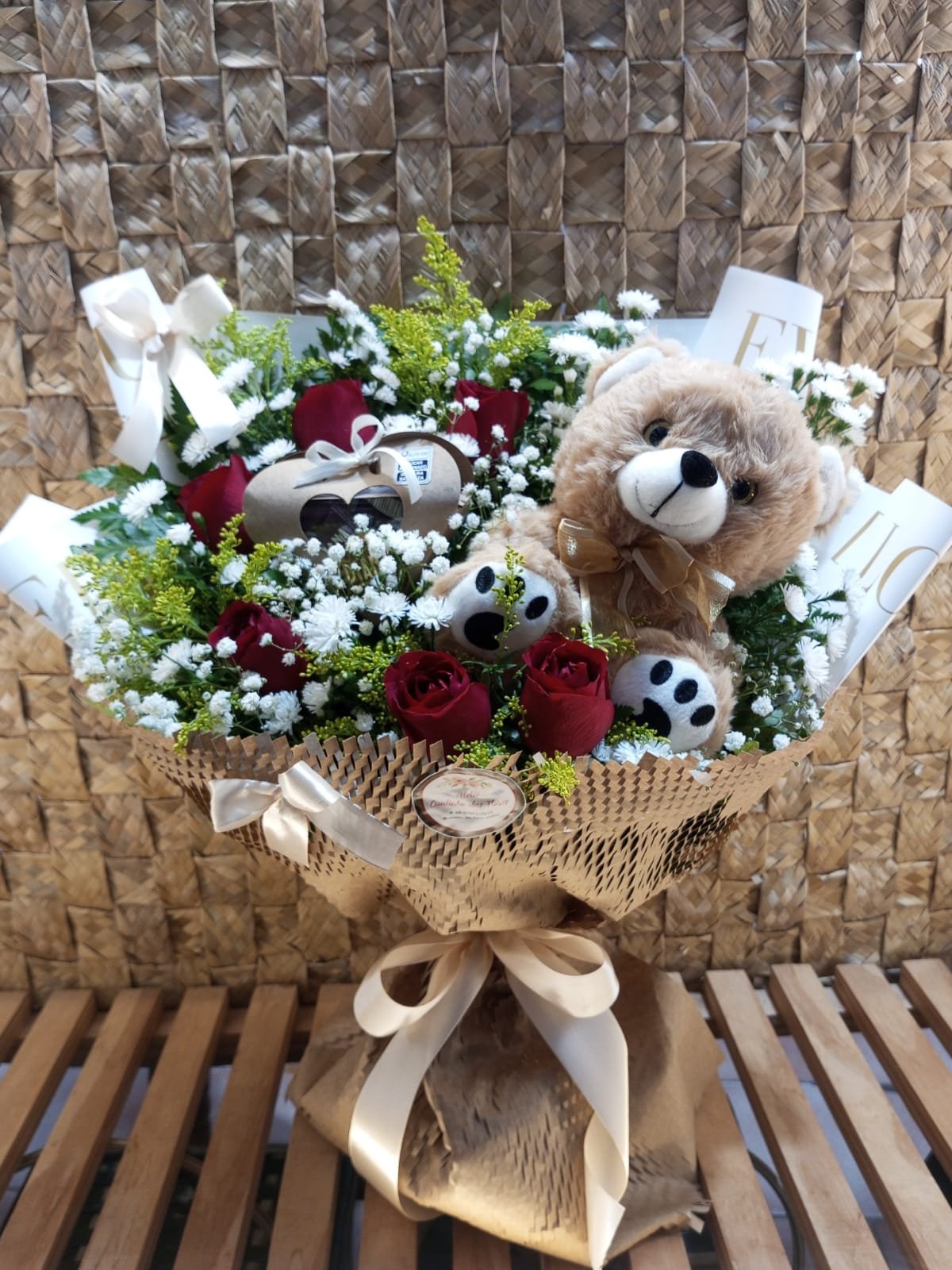 BUQUÊ COM 06 ROSAS,URSO E CHOCOLATE