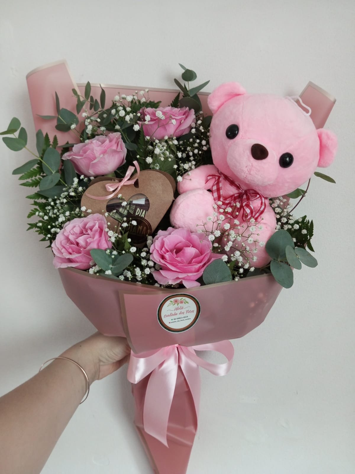 BUQUÊ COM 04 ROSAS,URSO E CHOCOLATE