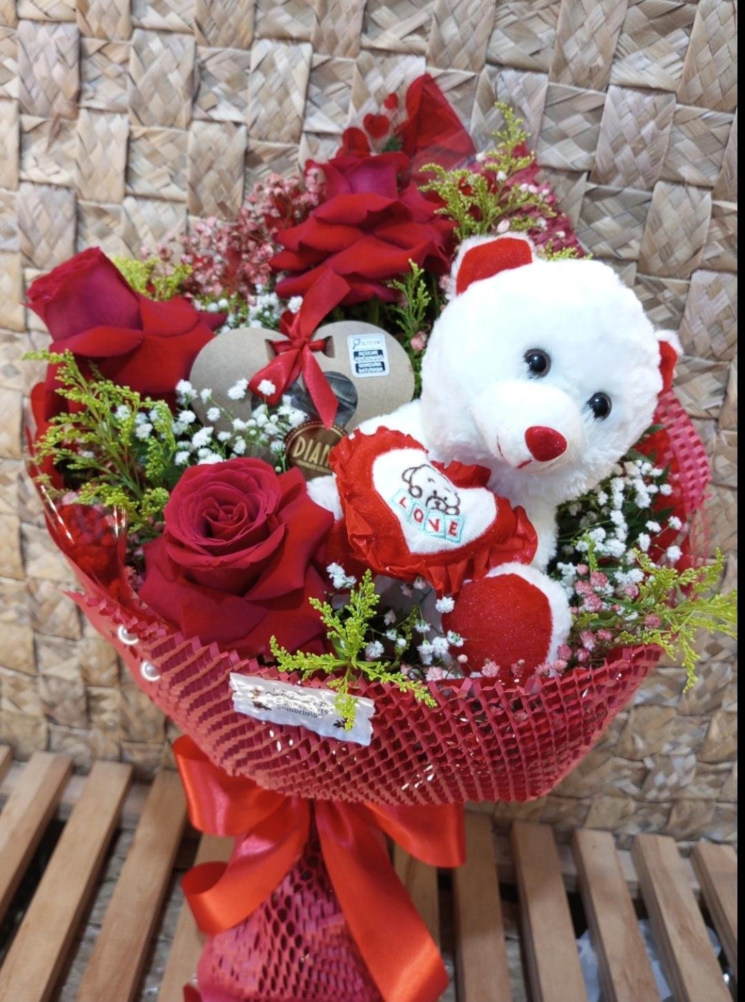 BUQUE C/ 03 ROSAS IMPORTADAS,URSO E CHOCOLATE