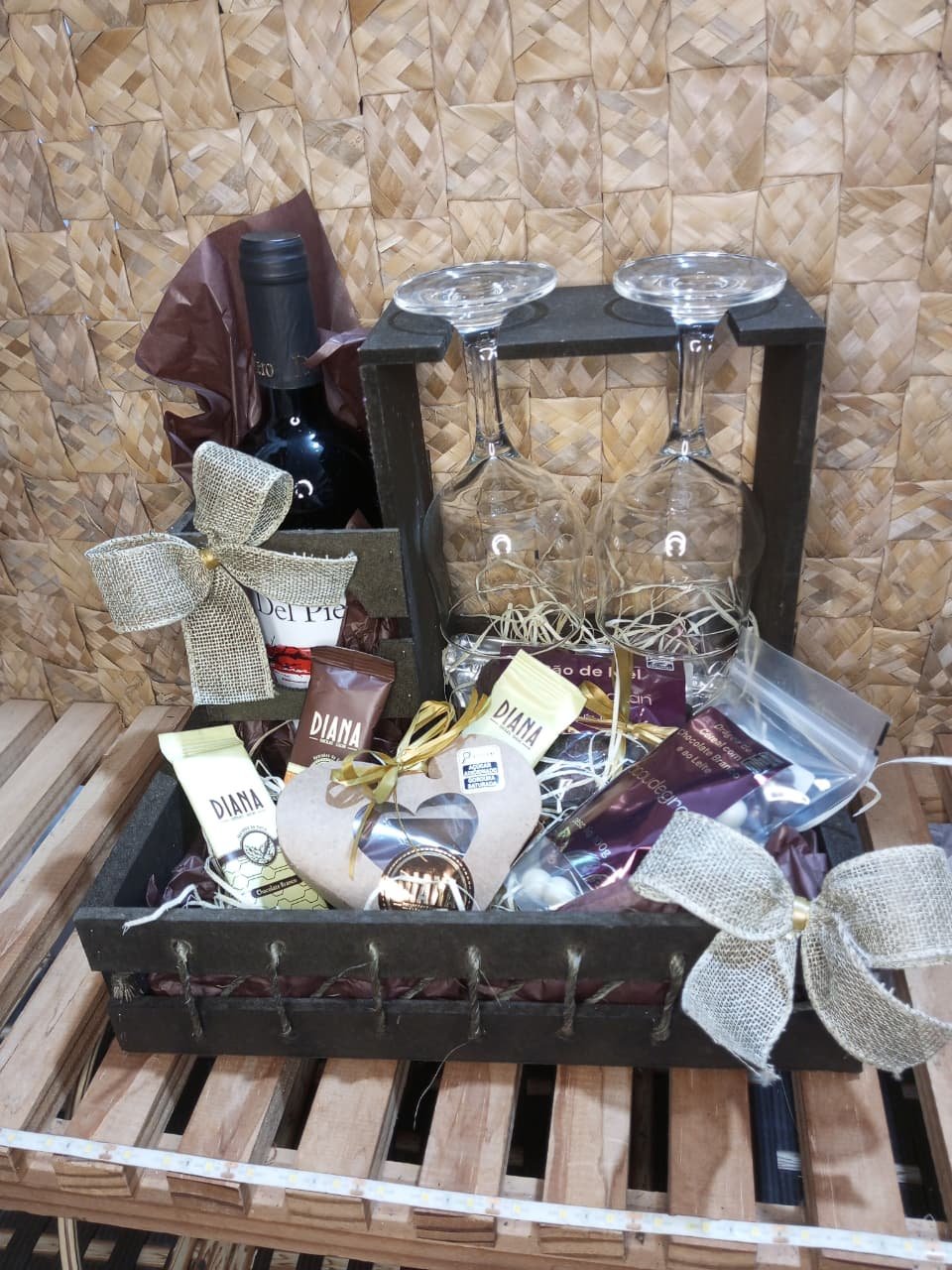 CESTA PORTA VINHO E TAÇAS
